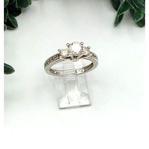 Vintage Sterling Silver 925 Three-Stone Ring With Clear Gemstones - Picture 5 of 7